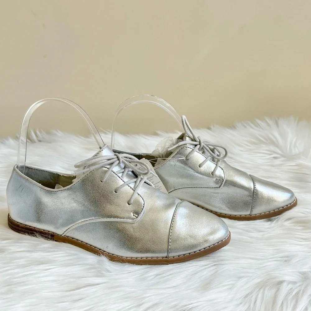 NWT Gap Silver Shoes - Picture 3 of 7